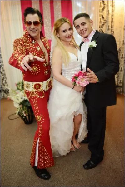 Quoi de plus extraordinaire que de se marier à Las Vegas en compagnie du King Elvis Presley. Identifiez cette fameuse chapelle où des sosies du King bénissent votre union.