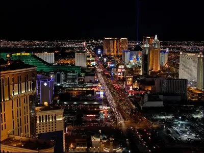 Destination hautement prisée, la cité des tentations (Las Vegas) est la ville qui rassemble le plus de chambres d'hôtels et de congrès au monde. Elle tire son économie principalement du tourisme, des casinos, de la restauration, de l'hôtellerie, des divertissements et des spectacles qui s'y déroulent. Sur les 23 meilleurs hôtels au monde, combien se trouvent à Las Vegas ?