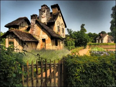 Qui fit construire le hameau de la reine, petit village dans les jardins du château ?