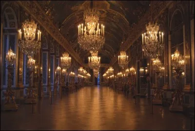 Qui a aménagé la célèbre galerie des Glaces ?