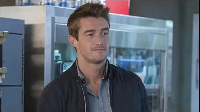 Comment s'appelle l'ex-fiancé de Liv ?