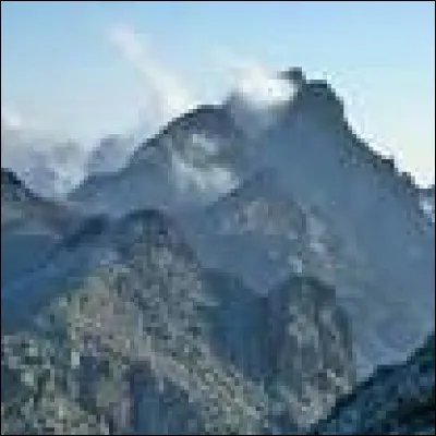 Le Monte Cinto culmine à 2706 mètres. Où se situe-t-il ?