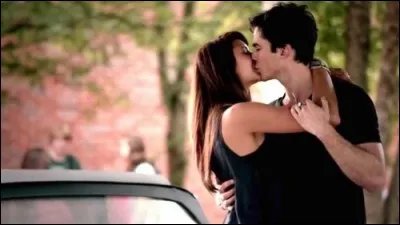 Quand a eu le premier baiser entre Damon et Elena ?
