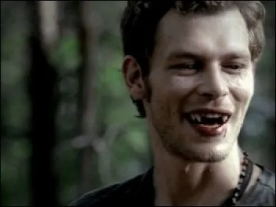 Quel est le premier hybride que Klaus essaye de transformer ?