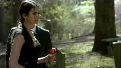 Que voulait être Elena avant que ses parents ne meurent ?