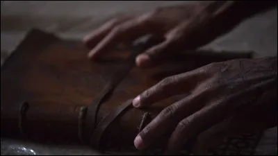 Où se trouve le grimoire d'Emily Bennett dans la saison 1 ?