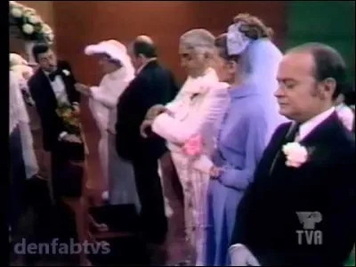 Qui est l'homme qui est sur cette photo? (vers la droite)