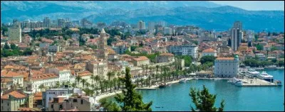 Allons vers d'autres destinations : cette ville de Croatie, la seconde du pays par la population, est un grand centre portuaire et &eacute;conomique sur la c&ocirc;te dalmate et aussi une ville touristique. De quelle ville s'agit-il ?