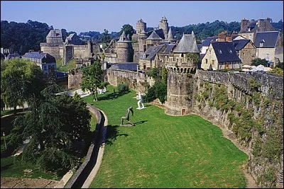 Nous allons en Bretagne. Cette ville, plac&eacute;e &agrave; la fronti&egrave;re de l'ancien duch&eacute;, poss&egrave;de un remarquable ch&acirc;teau-fort &agrave; trois enceintes. Comment se nomme-t-elle ?