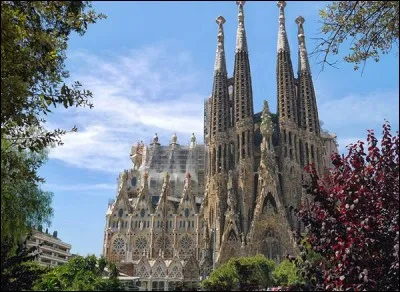 Faisons un petit tour de l'autre c&ocirc;t&eacute; des Pyr&eacute;n&eacute;es : cette grande m&eacute;tropole m&eacute;diterran&eacute;enne a pour monument embl&eacute;matique la "Sagrada Familia", oeuvre inachev&eacute;e d'Antoni Gaudi. De quelle ville s'agit-il ?