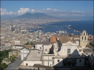 Restons en Italie : la capitale de la Campanie, au fond de sa baie, est la troisi&egrave;me ville du pays. Comment se nomme cette ville ?