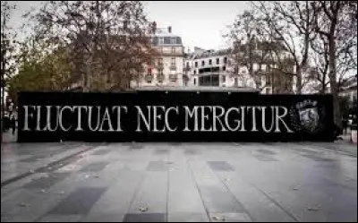 De quelle ville française "Fluctuat nec mergitur" est-elle la devise ?