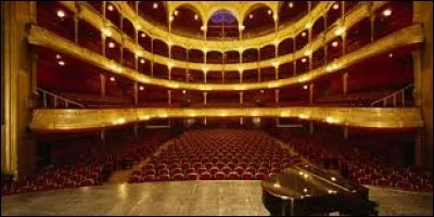 Comment s'appelle le balcon situé juste au-dessus de l'orchestre dans un théâtre ?