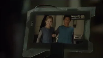 Comment s'appelle l'actrice qui interprète Clarke, enfant ?