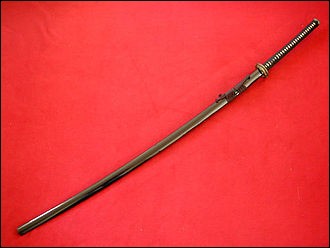 Au Japon, il est exposé un sabre ancien de près de 4 m de long, et pesant plus de 14 kg. Vrai ou faux ?