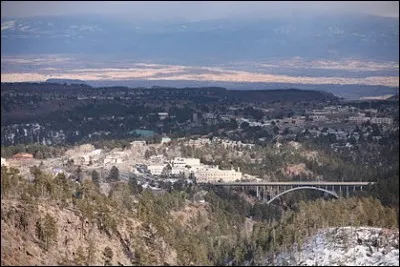 L'arme nucl&eacute;aire am&eacute;ricaine a &eacute;t&eacute; con&ccedil;ue &agrave; Los Alamos (Les peupliers), au Nouveau-Mexique. Officiellement durant la guerre, cette ville n'existait pas. Vrai ou faux ?