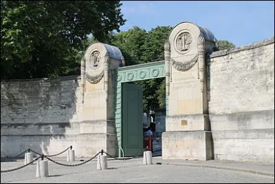 Le P&egrave;re Lachaise, qui donne son nom au plus c&eacute;l&egrave;bre cimeti&egrave;re de Paris, qui est le cimeti&egrave;re le plus visit&eacute; au monde, &eacute;tait le confesseur du Roi de France Louis XIV. Vrai ou faux ?