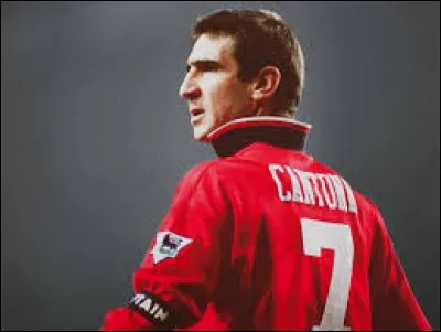 À quel poste le footballeur Eric Cantona jouait-il ?
