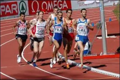 Dans une course d'athlétisme, comment s'appelle la personne qui donne le signal du départ ?