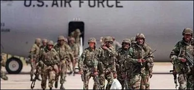 En réaction à la série d'attentats sur le sol américain, menés par Al-Qaida, les Américains...