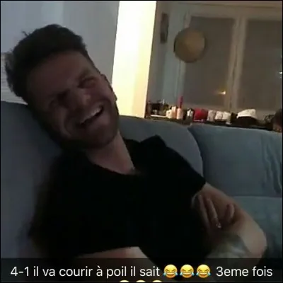 Complétez les paroles : "Quand l'amour frappe à ta porte...".