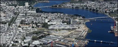 Notre dernière étape est cette ville portuaire bretonne sur l'Atlantique, à la fois port de commerce, port militaire et grand port de pêche. Et c'est toujours une sous-préfecture. Quelle est cette ville ?