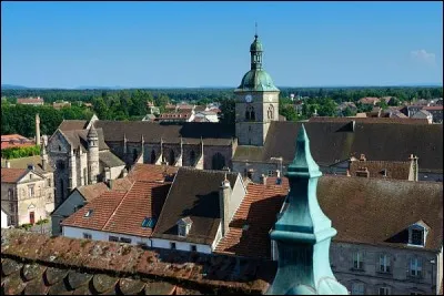 Nous allons dans une ville de Haute-Saône, dans l'arrondissement de Lure. C'est une ville thermale, au pied des premières hauteurs des Vosges. Quelle est cette ville ?
