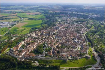 Nous changeons de région et allons dans cette sous-préfecture de la Haute-Marne, installée sur un site défensif fortifié à 450 mètres d'altitude. Quelle est cette ville ?