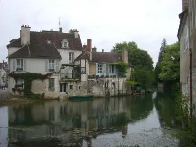 Nous sommes maintenant dans l'Yonne, dans une petite ville de 5 000 habitants, traversée par l'Armançon et par le canal de Bourgogne. Quelle est cette ville ?