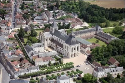 Ce bourg de 2000 habitants, dans le Loiret, est connu pour son abbaye romane bénédictine, appelée également abbaye de Fleury, grand centre culturel de l'occident chrétien aux XI - XIIe siècles. Quelle est cette commune ?