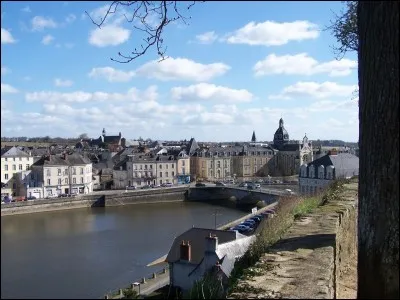 Nous allons dans une autre sous-préfecture, en Mayenne cette fois-ci. Elle se situe sur la rivière du même nom, dans le sud du département, aux limites de l'Anjou. Quelle est cette ville ?