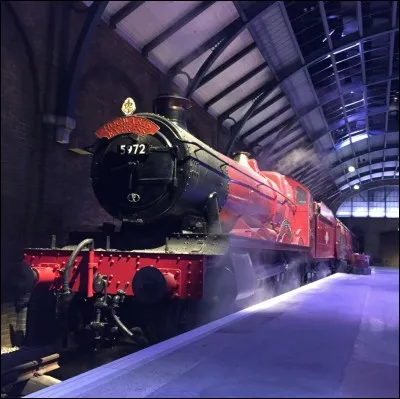 Quel est le nom du train qu'emprunte Harry pour se rendre à Poudlard ?