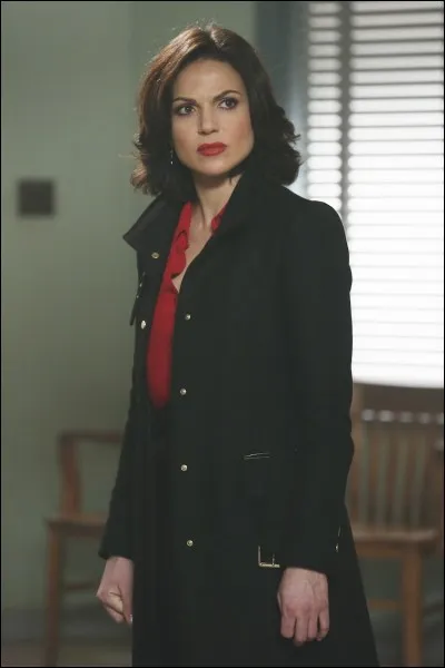 En plus de l'avoir adopté, Regina a un autre lien de parenté avec Henry. Lequel ?