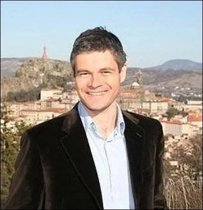 En juin 2007, à 32 ans, il est nommé secrétaire d'État, porte-parole du second gouvernement Fillon. De qui s'agit-il ?