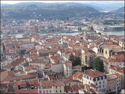 Le nom de cette sous-préfecture bordée par le Rhône est le même que le nom - français - d'une capitale de l'Europe danubienne. Quelle est cette ville ?