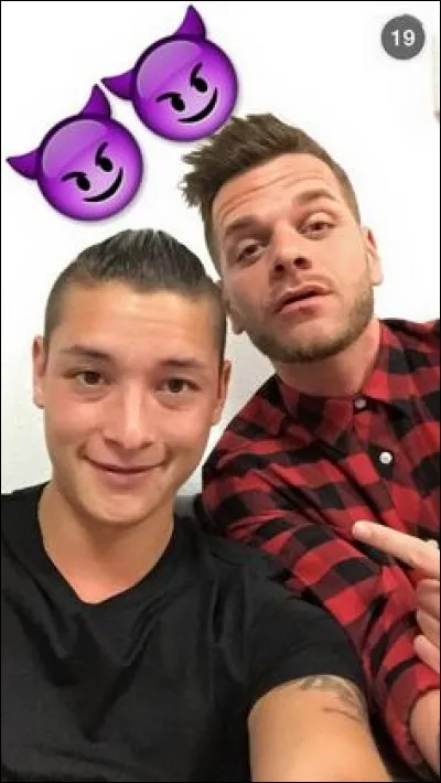 Depuis combien de temps Toy accompagne-t-il Keen'V sur scène ?