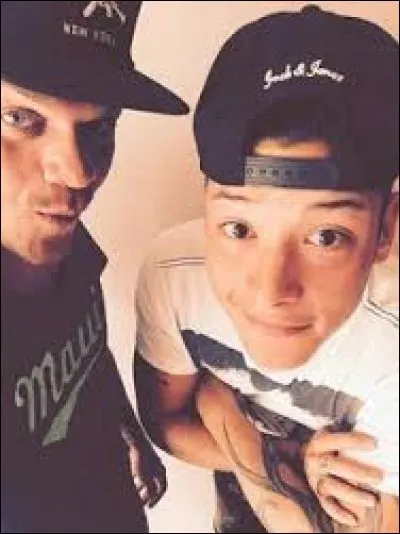 Quels sont les âges de Toy et Keen'V ?