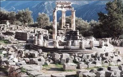 Il offrit beaucoup de ses richesses au sanctuaire de Delphes.