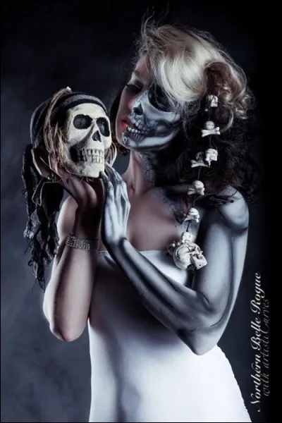 Déesse des morts de la mythologie nordique, fille de Loki d'apparence effrayante, reine des neuf mondes infernaux. Qui est-elle ?