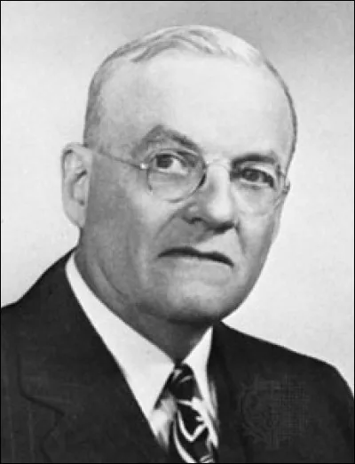 Sous quel président américain Foster Dulles a-t-il été secrétaire d'Etat ?