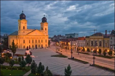 Dans quel pays se trouve la ville de Debrecen ?