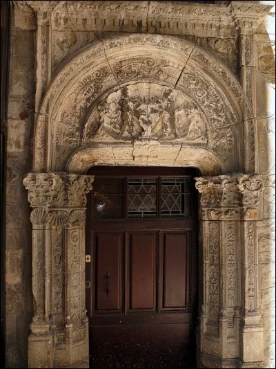 Dans quel département pourrez-vous visiter la charmante ville de Villefranche-de-Rouergue où vous verrez de belles maisons anciennes comme la maison Combettes de l'illustration ?