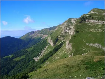 Nous terminerons notre promenade en admirant un panorama exceptionnel depuis le Colomby de Gex jusqu'à Genève,le Mont-Blanc et le Léman depuis le belvédère :