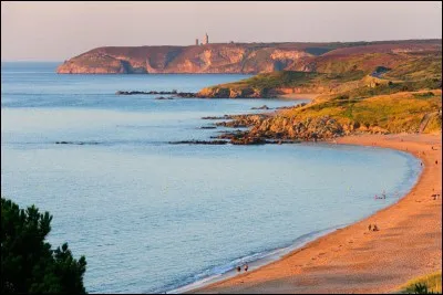 Quel est ce superbe cap des Côtes-d'Armor aux roches roses qui vous permet d'avoir d'extraordinaires vues sur la Manche et de découvrir une faune ornithologique très riche ?