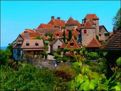 Quel est ce ravissant village fortifié du département du Lot vous permettant d'avoir un splendide panorama sur les vallées de la Cère et de la Dordogne et où vous pourrez admirer la petite église Saint-Jean-Baptiste ?