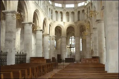 Dans quel département irez-vous pour voir l'abbaye bénédictine de Valmont aux superbes vitraux de 1552 et où vous pourrez admirer une annonciation attribuée à Germain Pilon ?