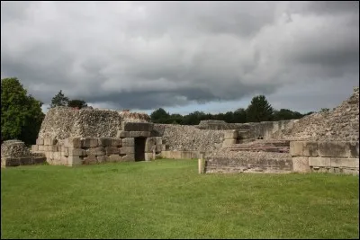 En Mayenne,la petite ville de Jublains a remplacé une ancienne cité antique,quel en était le nom ?