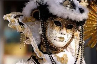 Variété de lignite d'un noir luisant dont on fait des bijoux :