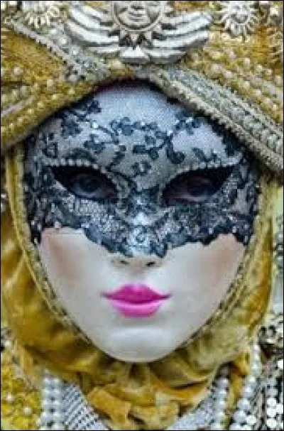 Dans la marine, ouverture dans un navire servant à l'écoulement des eaux :