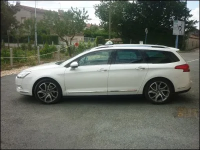 J'oubliais de dire que le taxi était une...